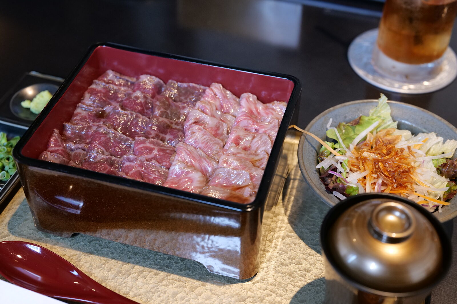 肉重のセット内容 — 和牛の重箱・サラダ・味噌汁・卵・薬味・ソースの全景