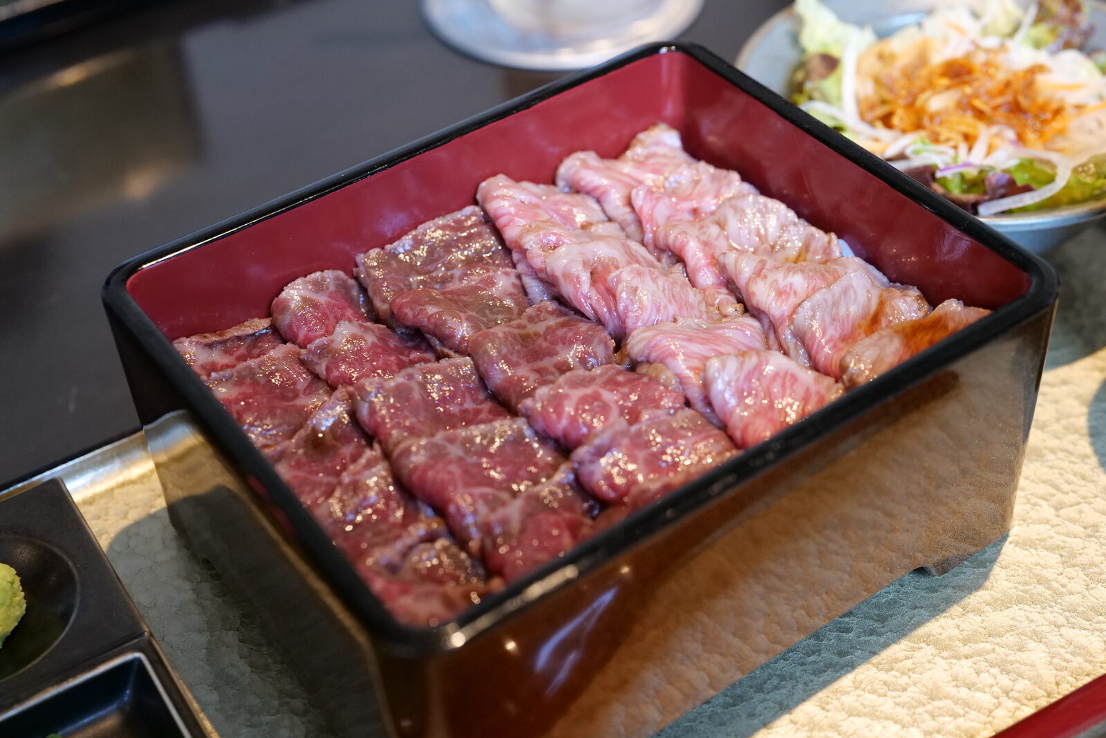 上赤身の肉重 — きめ細かいルビー色の赤身和牛