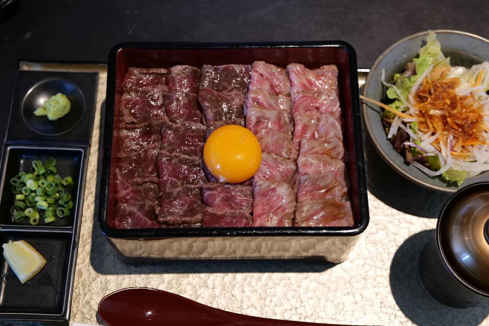 肉の宝石箱 肉重 — 赤身和牛に卵黄をのせた伊勢崎LAMPのランチ